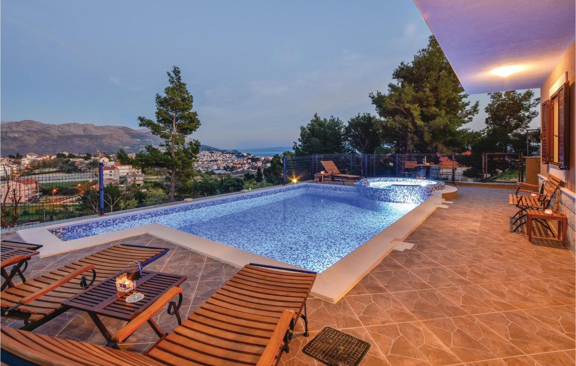 Lovely Home In Split With Jacuzzi Esterno foto